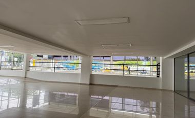 Bodega Alquilo De 4.750 M2 / $94.2 Millones / Ubicación: Cali Zona Comercial E Industrial / Excelente Vitrina