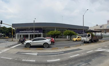 Bodega Alquilo De 4.750 M2 / $94.2 Millones / Ubicación: Cali Zona Comercial E Industrial / Excelente Vitrina