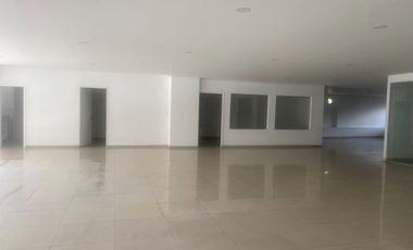 Bodega Alquilo De 4.750 M2 / $94.2 Millones / Ubicación: Cali Zona Comercial E Industrial / Excelente Vitrina