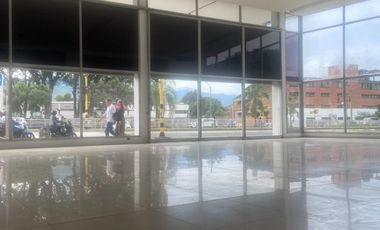 Bodega Alquilo De 4.750 M2 / $94.2 Millones / Ubicación: Cali Zona Comercial E Industrial / Excelente Vitrina