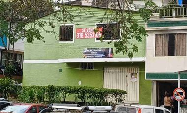 VENDO CASA  FLORIDABLANCA CAS ESQUINERA COMERCIAL. Barrio  san Bernardo rodeada de parqueadero y negocio.