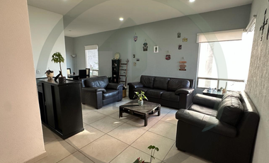 Recámara King con 2 clósets, Gym Life Fitness y 2 lugares de estacionamiento.