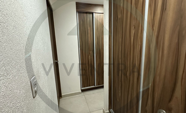 Recámara King con 2 clósets, Gym Life Fitness y 2 lugares de estacionamiento.