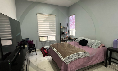 Recámara King con 2 clósets, Gym Life Fitness y 2 lugares de estacionamiento.