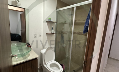 Recámara King con 2 clósets, Gym Life Fitness y 2 lugares de estacionamiento.