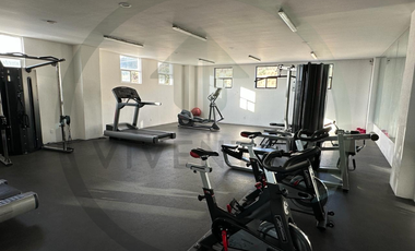 Recámara King con 2 clósets, Gym Life Fitness y 2 lugares de estacionamiento.