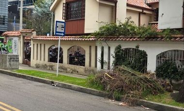 Oportunidad Única: Casa-Lote Esquinera en Santa Bárbara Central | 247m² - 472m²