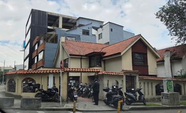 Oportunidad Única: Casa-Lote Esquinera en Santa Bárbara Central | 247m² - 472m²