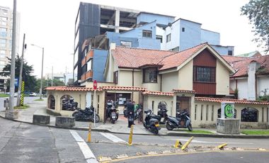 Oportunidad Única: Casa-Lote Esquinera en Santa Bárbara Central | 247m² - 472m²