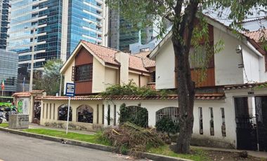 Oportunidad Única: Casa-Lote Esquinera en Santa Bárbara Central | 247m² - 472m²