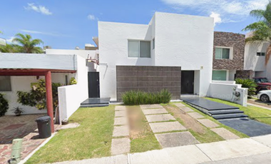 SE VENDE CASA EN JURIQUILLA, QUERETARO