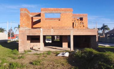 Venta de terreno con casa sin terminar en Tierra de Sueños Barrio Nautico Arroyo Seco