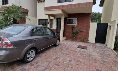 Casa en Alquiler en Vía a la Costa, 3 Habitaciones, 3 Baños, Patio, Parqueo,  Seguridad.