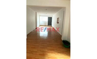 ¡Venta De Espaciosa Casa Familiar En San Juan De Miraflores!