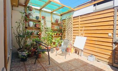 Venta hermosa casa de tres dormitorios en pasaje Chimbarongo