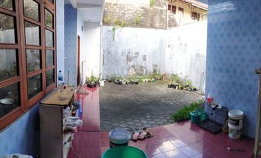 Rumah Mewah 3 Lantai Dijual, di Karangsari Denpasar Barat Area