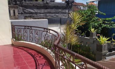 Rumah Mewah 3 Lantai Dijual, di Karangsari Denpasar Barat Area
