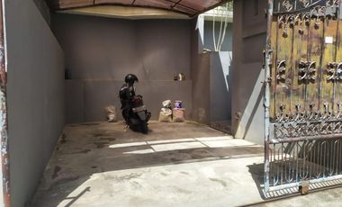 Rumah Mewah 3 Lantai Dijual, di Karangsari Denpasar Barat Area