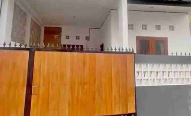 rumah di area yang tenang di jalan Cokroaminoto dekat sekolah taman Rama