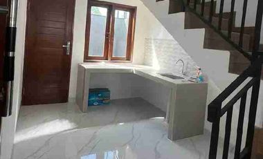 rumah di area yang tenang di jalan Cokroaminoto dekat sekolah taman Rama