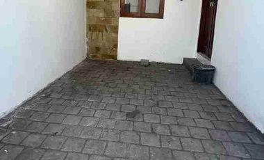 rumah di area yang tenang di jalan Cokroaminoto dekat sekolah taman Rama