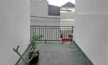 rumah di area yang tenang di jalan Cokroaminoto dekat sekolah taman Rama