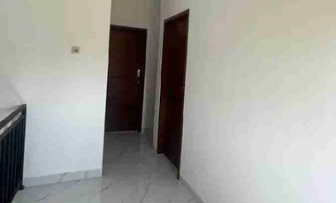 rumah di area yang tenang di jalan Cokroaminoto dekat sekolah taman Rama