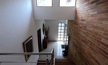 VENDO MODERNA Y HERMOSA CASA DEBTRES NIVELES