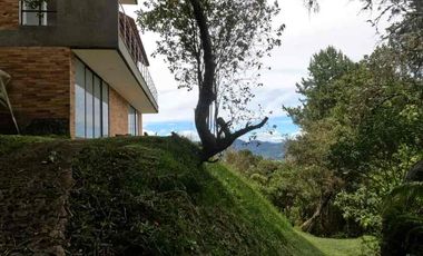 VENDO MODERNA Y HERMOSA CASA DEBTRES NIVELES