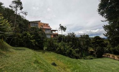 VENDO MODERNA Y HERMOSA CASA DEBTRES NIVELES