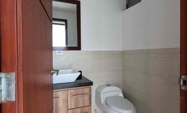 VENDO MODERNA Y HERMOSA CASA DEBTRES NIVELES