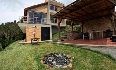 VENDO MODERNA Y HERMOSA CASA DEBTRES NIVELES