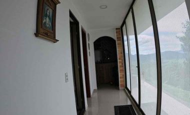 VENDO MODERNA Y HERMOSA CASA DEBTRES NIVELES