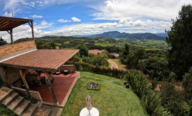 VENDO MODERNA Y HERMOSA CASA DEBTRES NIVELES