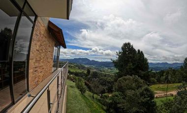 VENDO MODERNA Y HERMOSA CASA DEBTRES NIVELES