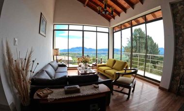 VENDO MODERNA Y HERMOSA CASA DEBTRES NIVELES