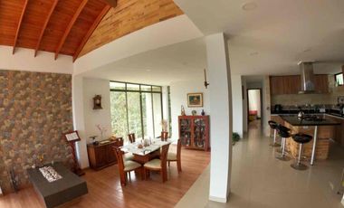 VENDO MODERNA Y HERMOSA CASA DEBTRES NIVELES