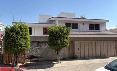 AMPLIA CASA EN RENTA EN LOMAS DEL CAMPESTRE a una cuadra de Universidad La Salle Zona Norte León, Gto.