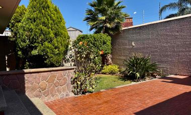 AMPLIA CASA EN RENTA EN LOMAS DEL CAMPESTRE a una cuadra de Universidad La Salle Zona Norte León, Gto.