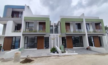 Dijual rumah mewah 3 lantai dalam komplek mewah lokasi Demang Lebar Daun Palembang