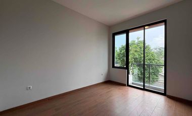 Rumah Siaphuni Di Cilandak 3,5 Lantai Konsep Scandinavian Cilandak, Jakarta Selatan