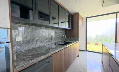 CASA EN VENTA LOMAS DE ANGELPOLIS ZONA CASCATTA I