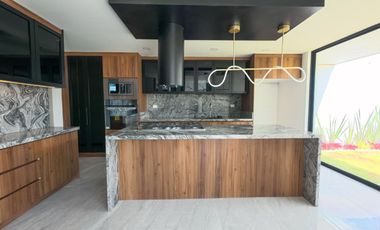 CASA EN VENTA LOMAS DE ANGELPOLIS ZONA CASCATTA I