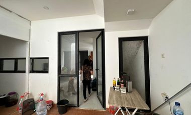 Dijual rumah depan kolam renang komplek Florista Garden Palembang