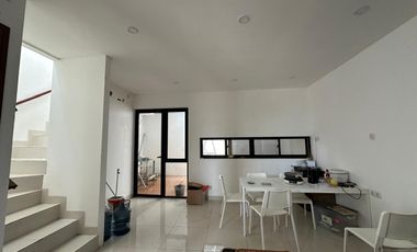 Dijual rumah depan kolam renang komplek Florista Garden Palembang