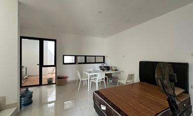 Dijual rumah depan kolam renang komplek Florista Garden Palembang