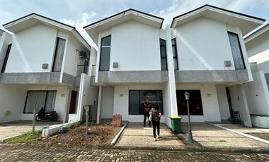 Dijual rumah depan kolam renang komplek Florista Garden Palembang