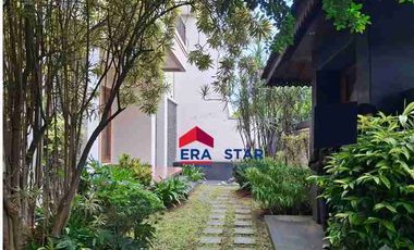 Rumah mewah Hook 3 lantai harga murah di Jakapermai Bekasi.