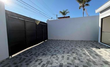CASA EN VENTA REMODELADA DE UNA PLANTA, DE 250 MTS2 DE SUPERFICIE Y 3 HABITACIONES, ZAPOPAN