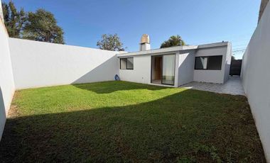 CASA EN VENTA REMODELADA DE UNA PLANTA, DE 250 MTS2 DE SUPERFICIE Y 3 HABITACIONES, ZAPOPAN